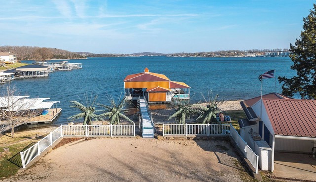 Honeysuckle House-Luxury 5BR&Loft Lakefront-King Suites-Chef Kitchen-Custom Dock