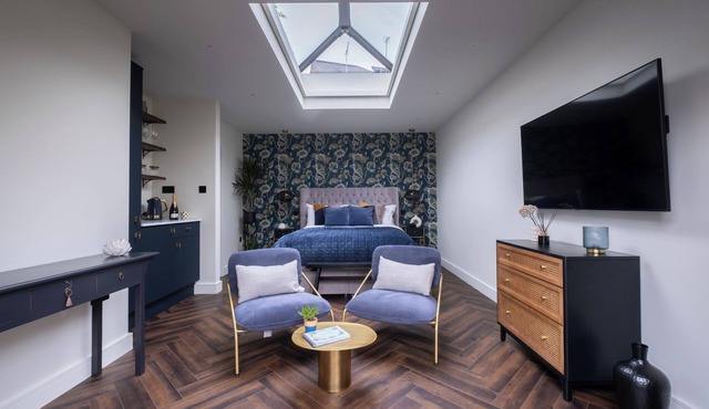 HONEYSUCKLE LODGE, romantic, with a garden in Knaresborough