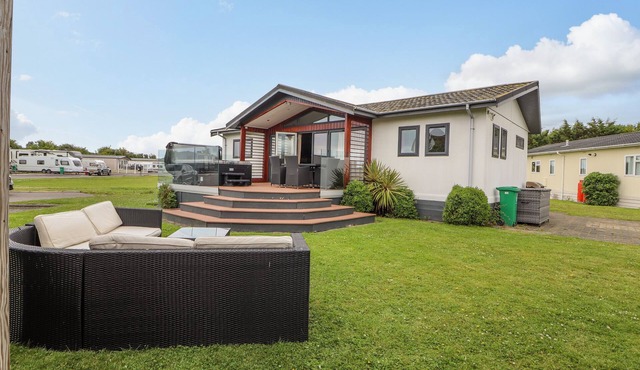 HONEYSUCKLE LODGE, pet friendly, character holiday cottage in Towyn