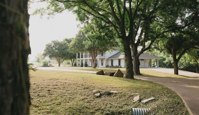 Honeysuckle Manor – Texas Charm on 7 Peaceful Acres