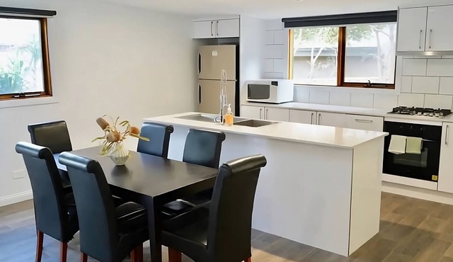 Honeysuckle St Cottage. Central Location. Sleeps 8