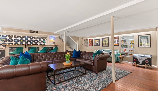 Honky-Tonk Home-Bar Mins to Broadway