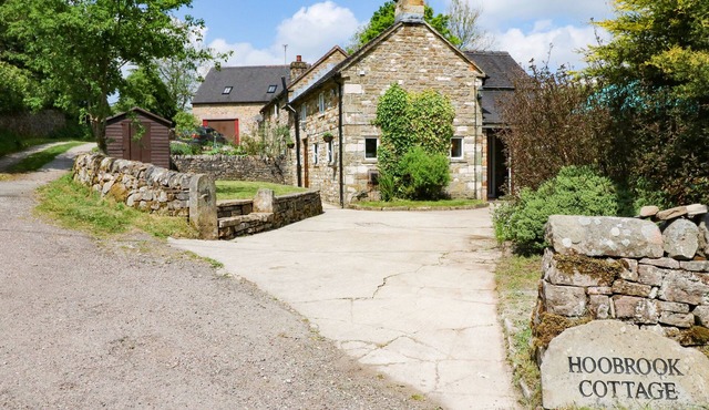 HOOBROOK COTTAGE, pet friendly, with hot tub in Butterton