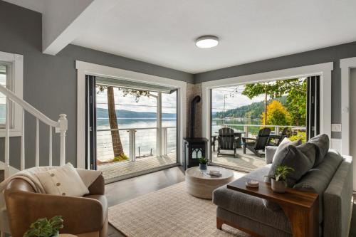 Hood Canal Escape- upscale meets the rocky shores!