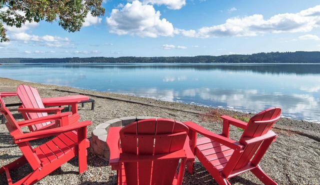Hood Canal Lounge – Waterfront Beach House with Hot Tub & Disco Lounge