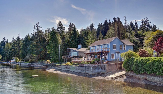 Hood Canal waterfront five bedrooms hottub watercrafts boat launch Olympic view