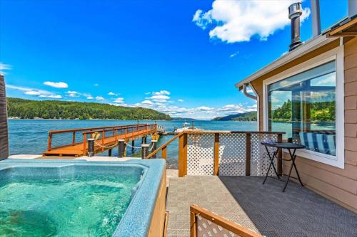 Hood Canal Waterfront w Hot Tub Dock