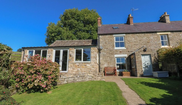 HOODGILL BARN, pet friendly, with hot tub in Middleton-In-Teesdale