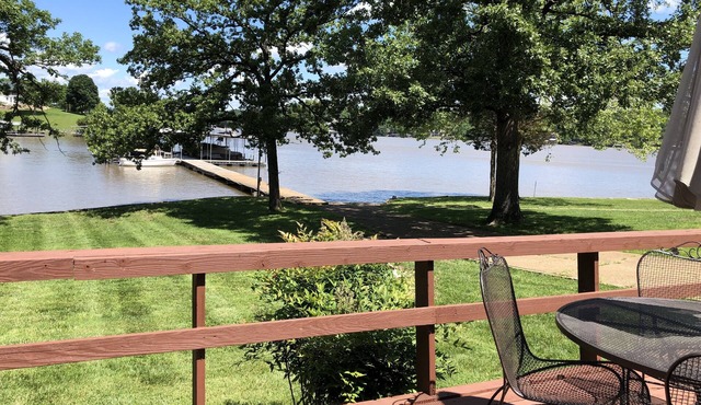 'Hook House' Lakefront home in quiet cove with beautiful view.
