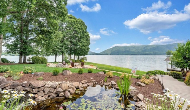 Hook & Paddle - Luxury home on SML with kayaks and private dock.
