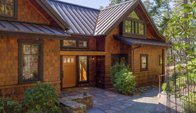 Hook's Nest-Magnificent Waterfront Luxe Home, Chef's Kitchen, Outdoor Fireplace, Close to Adventure