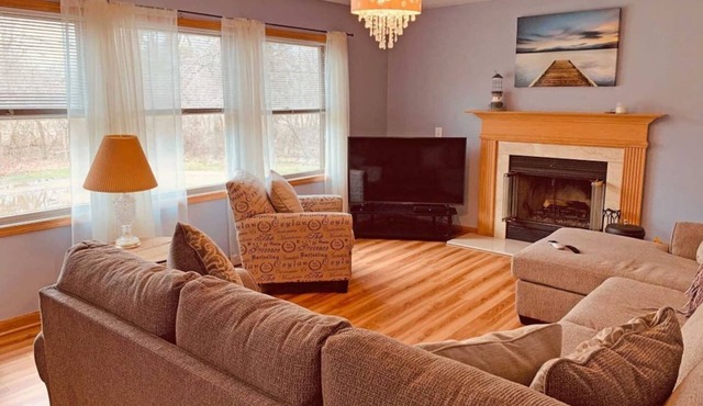 Hook, Wine and Sinker Home-4 Bdrms/2.5 Bths