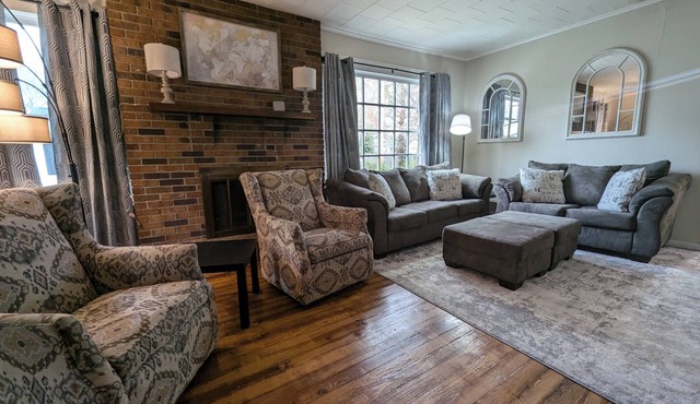 Hook, Wine & Sinker - 2Bed/1Bath w Game Space and Extra Parking