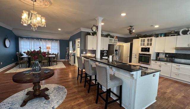 Hook Wine & Sinker~sleeps 14 to 16 🚤 includes slip at Inn 🚤water views!