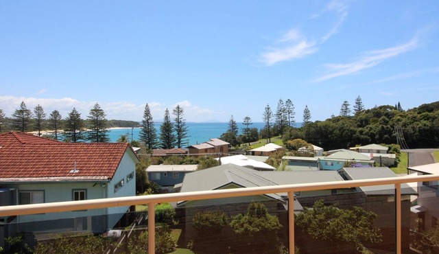 Hooke House - short stroll to the patrolled Black Head Beach