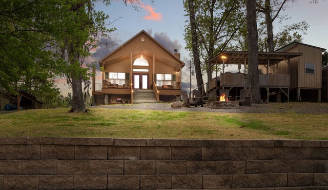 Hooked On Toledo - Lakefront Cabin on Toledo Bend - Boathouse & Dramatic Sunsets