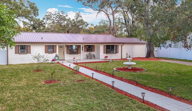 Hoops & H2O Oasis: Home w Large Yard, Bball & Pool in Seminole Heights, Tampa