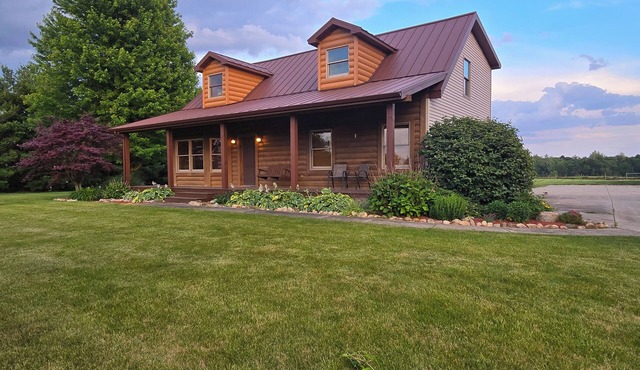 Hoosier Comfort Retreat on Lazy Willow Pond; Rustic, Private, Country Haven 10+