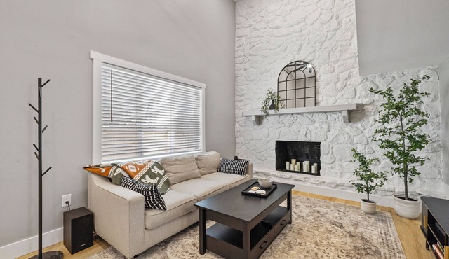 Hoosier HQ: Sleek 3-Bed Near IU