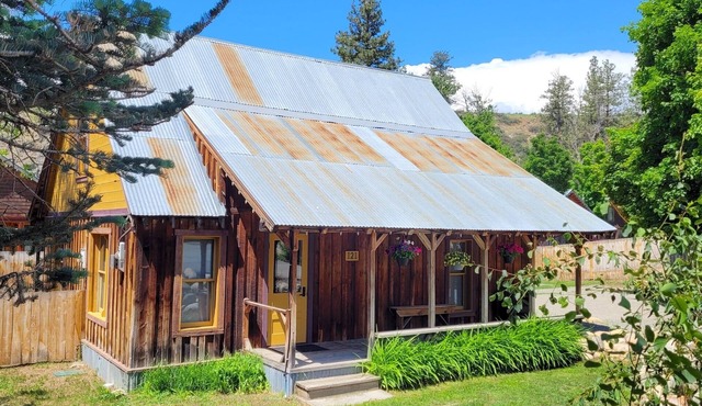Hoot Owl Cabin-Dog Friendly, Simply Adorable and Located in Downtown Winthrop!