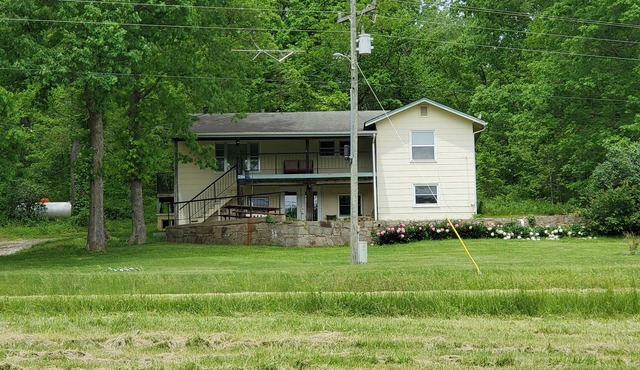 Hoot Owl Lodge is a Quiet Farmhouse with 150 Acres to Explore. Pet Friendly!