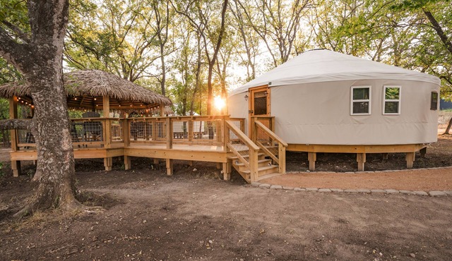 Hoot Owl Yurt/Cold A/C! Hot Tub/Medina River/Close to Downtown/RiverYurtVillage