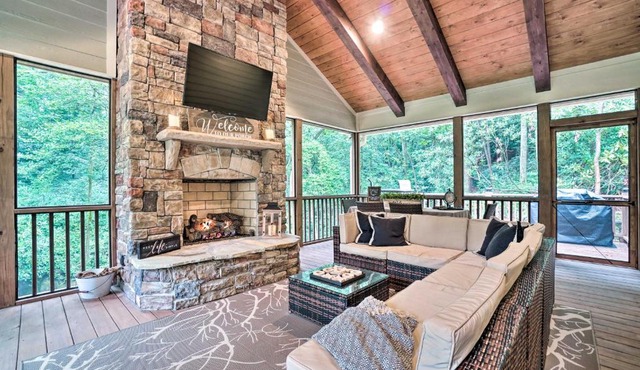 Hootenanny at Horton Creek: Creekside Escape!