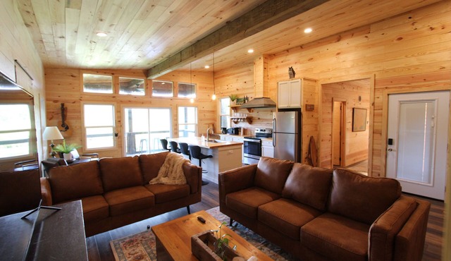 HootnHoller at this secluded 3-bedroom cabin on beautiful Caney Lake.