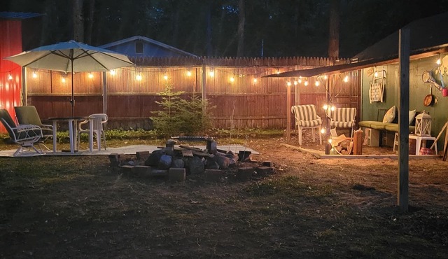 Hoots Nest casual cottage -private firepit nights, close to small towns & lakes!