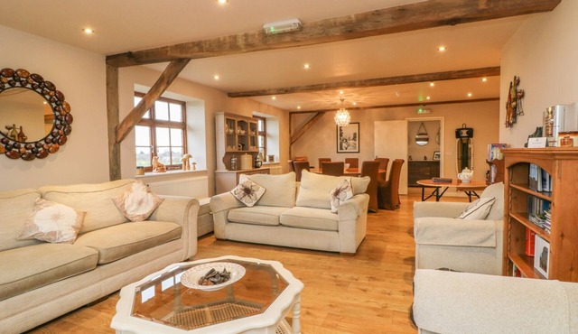 HOP HOUSE, family friendly, luxury holiday cottage in Oad Street