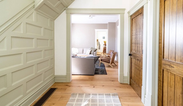 Hop House is a calm home that comfortably sleeps 8. Walkable to downtown Kent!