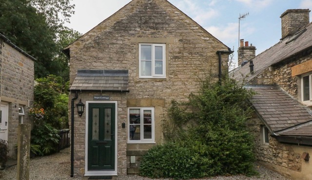 HOPE COTTAGE, pet friendly in Castleton, Peak District