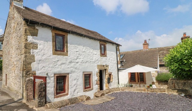 HOPE COTTAGE, pet friendly, with open fire in Youlgreave