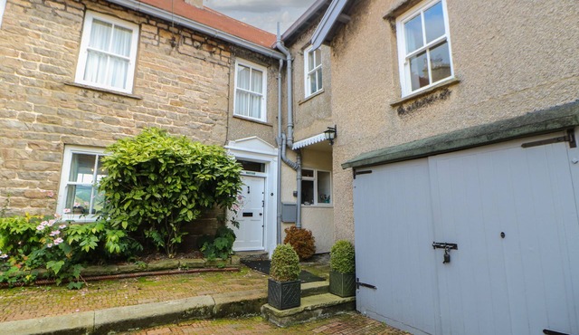 HOPE COTTAGE SOUTH, family friendly, with open fire in Reeth