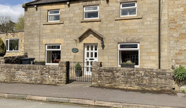 HOPE HOUSE, pet friendly, with open fire in Kirkby Malzeard