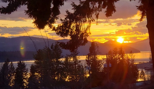 HOPE, IDAHO HOME Only One block from Lake Pend Oreille with GREAT lake views!