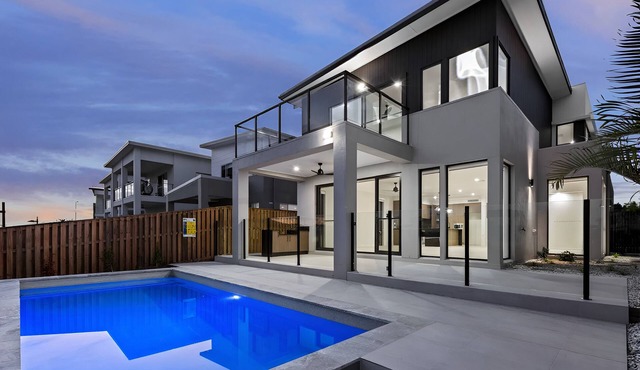 Hope Island Luxury Oasis 5BR Waterfront Escape