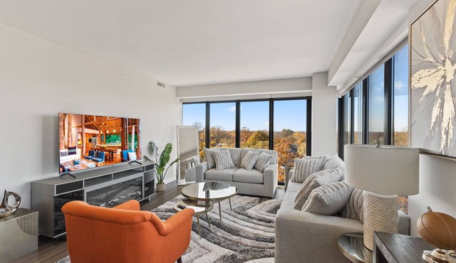 "Hope of Evanston" 180°view, 2BDR +2Bath Urban luxury