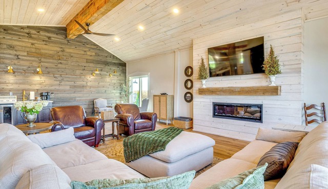 Hope Retreat w/Furnished Deck Near Parks!