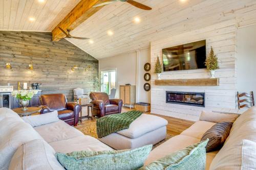 Hope Retreat with Furnished Deck Near Parks!