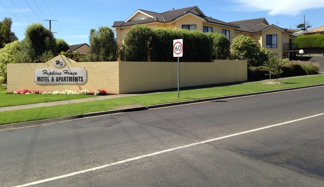 Hopkins House Motel & Apartments