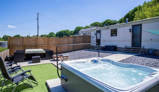 Hopkins Retreat - 3 Bedroom Caravan - Hot Tub