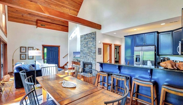 Hopkins Road Chalet on Hartwell