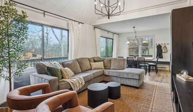 Hopskip Home - Designer - Karaoke - 85in TV - Firepit - Ski Camelback & Shawnee