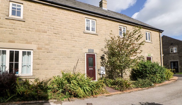 HOPTON, family friendly, character holiday cottage in Two Dales