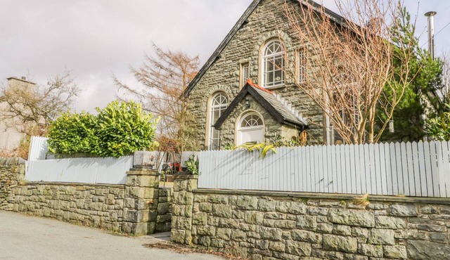 HOREB CHAPEL HOUSE, pet friendly, with open fire in Tanygrisiau