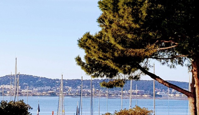 Horizon Bleu. View of the Thau Basin and Sète