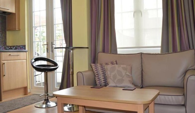 Horizon Hotel Apartments - Close to Beach, Train Station & Southend Airport