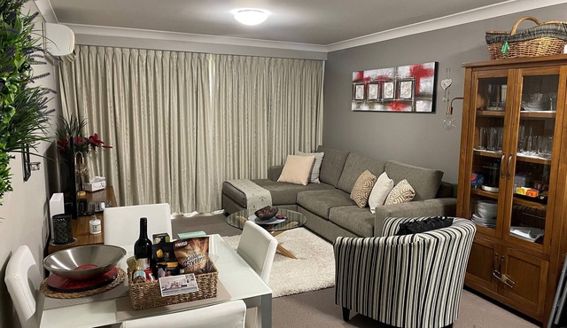 Horizons 214 Beautiful self-contained lakefront studio apartment: Couples Only