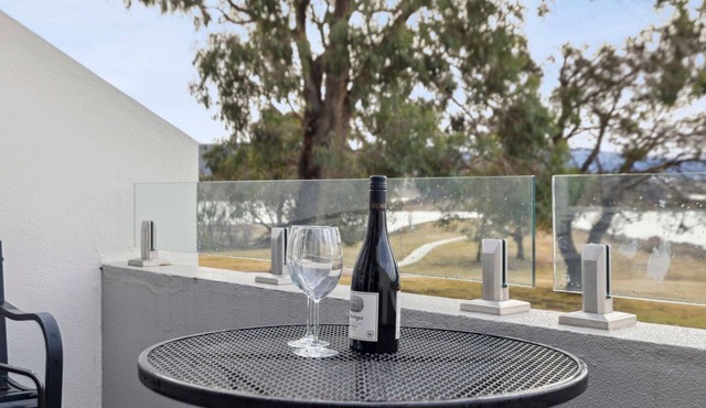 Horizons 407, Resting on the shores of Lake Jindabyne